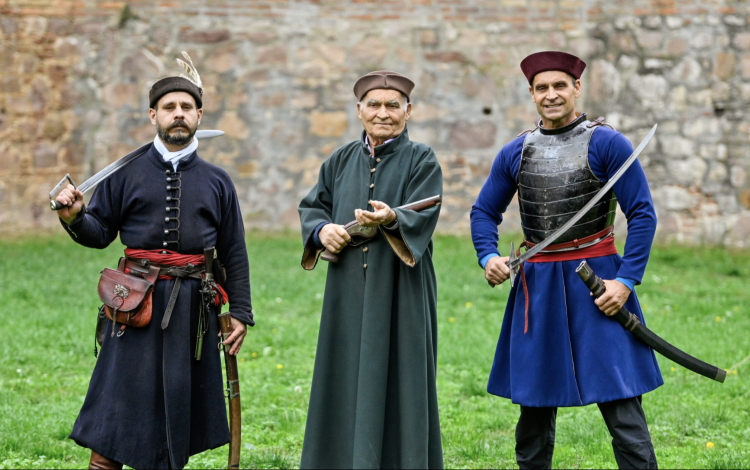 „Apa, nézd, ott az ágyúgolyó!” – Katus Attila és Édesapja meghódították a Szigetvári Várat